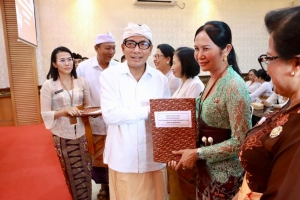 Sekda Eddy Mulya Serahkan SK 41 Kepala Sekolah di Kota Denpasar