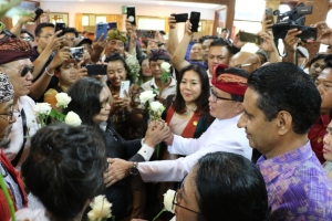 Ratusan Mawar Putih untuk Pansus TRAP DPRD Bali: Dukungan Warga Serangan–Jimbaran Menguat