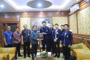 Dialog Bersama BEM FH UNUD, Wawali Arya Wibawa Perkuat Komitmen Penanganan Sampah