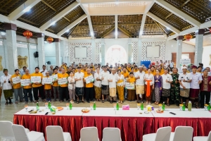 Penkab Badung  Salurkan Bansos Hari Raya Waisak Untuk Umat Buddha 