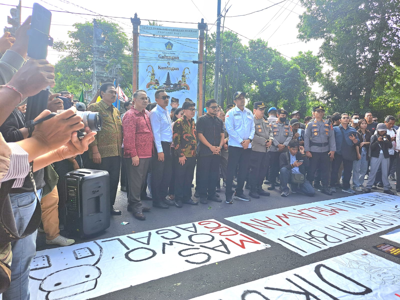 Mahasiswa Kepung DPRD Bali, Legislator Janji Kawal Tuntutan ke Pusat