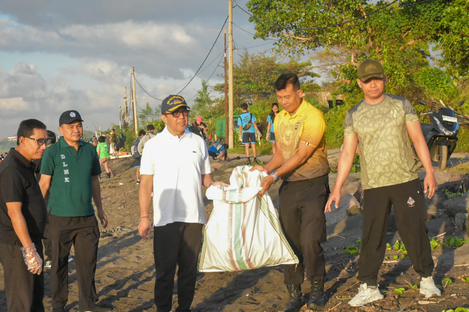 Peringati Hari Lingkungan Hidup Sedunia, Pemkot Denpasar Gelar Aksi Kebersihan dan Penanaman Pohon Serentak.