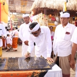 Wali Kota Jaya Negara Hadiri Karya Pududusan Agung di Pura Dalem Pengaotan Desa Adat Bekul.