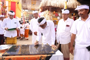 Wali Kota Jaya Negara Hadiri Karya Pududusan Agung di Pura Dalem Pengaotan Desa Adat Bekul.