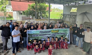 Pegadaian Praya Salurkan Bantuan Material Pembangunan Ruang Kelas dan Edukasi Investasi Emas