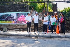 Kuta  Berbenah :  Bupati  Badung  Dan  Ketua  DPRD  Tinjau  Proyek  Pedestrian  Pantai  Kuta.