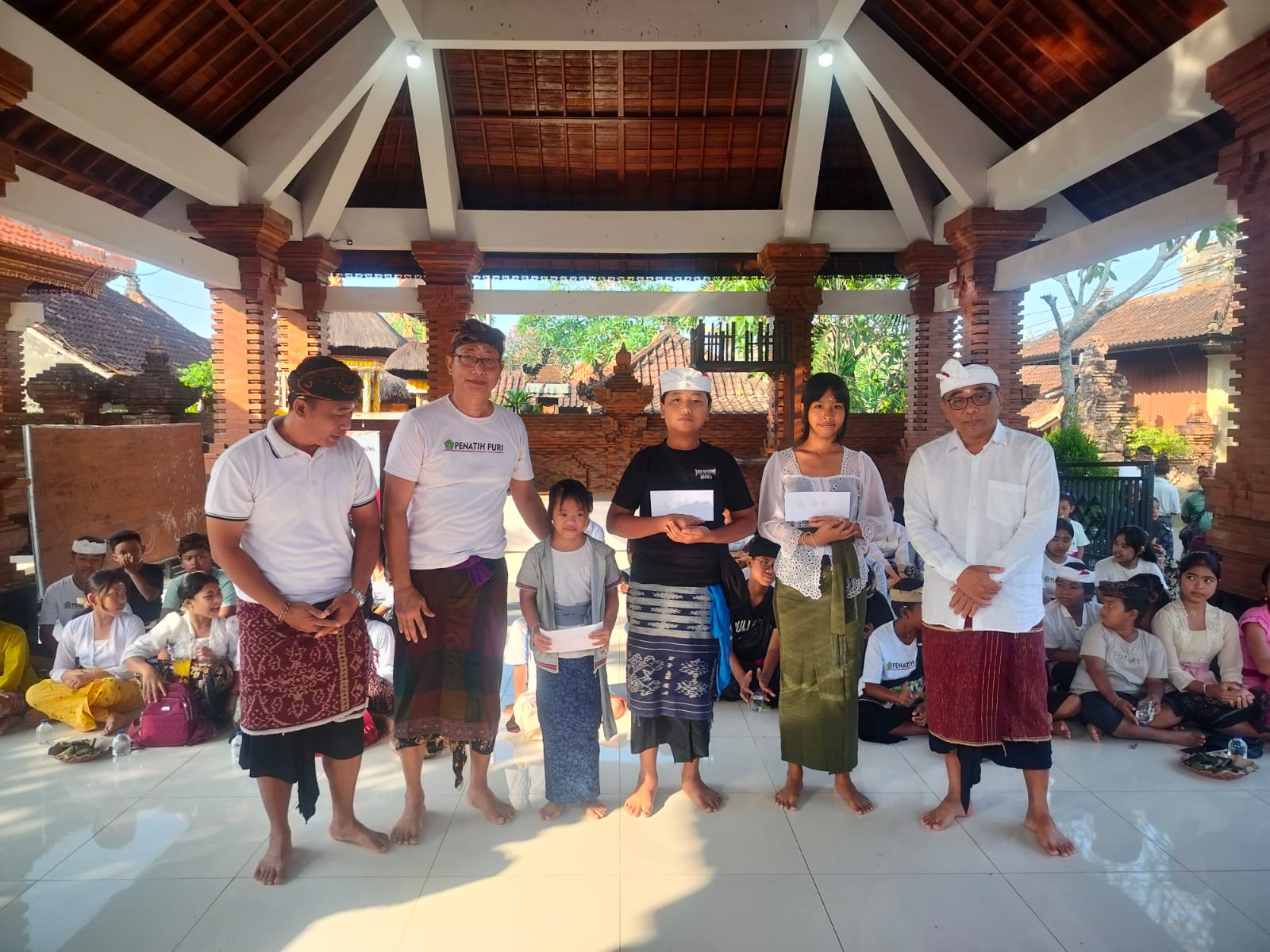 Peduli Pendidikan, Desa Adat Penatih Puri Salurkan Dana Motivasi Bagi Murid Baru.