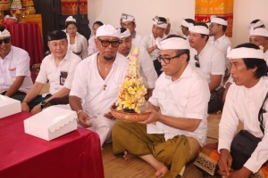 Wali Kota Jaya Negara Hadiri Upacara Pujawali dan Ngenteg Linggih, Padudusan Alit, Ngungkup Dewa Pura Banjar Dukuh Sari Desa Adat Sesetan