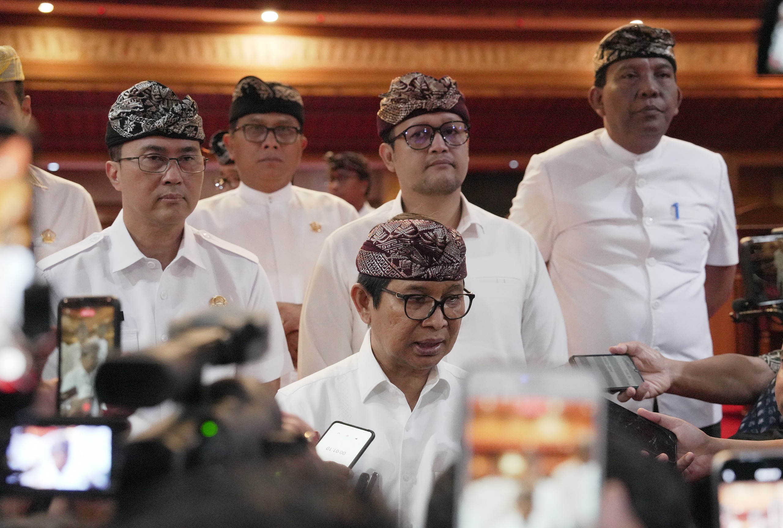Bupati Adi Arnawa Sampaikan Raperda Perubahan APBD 2026