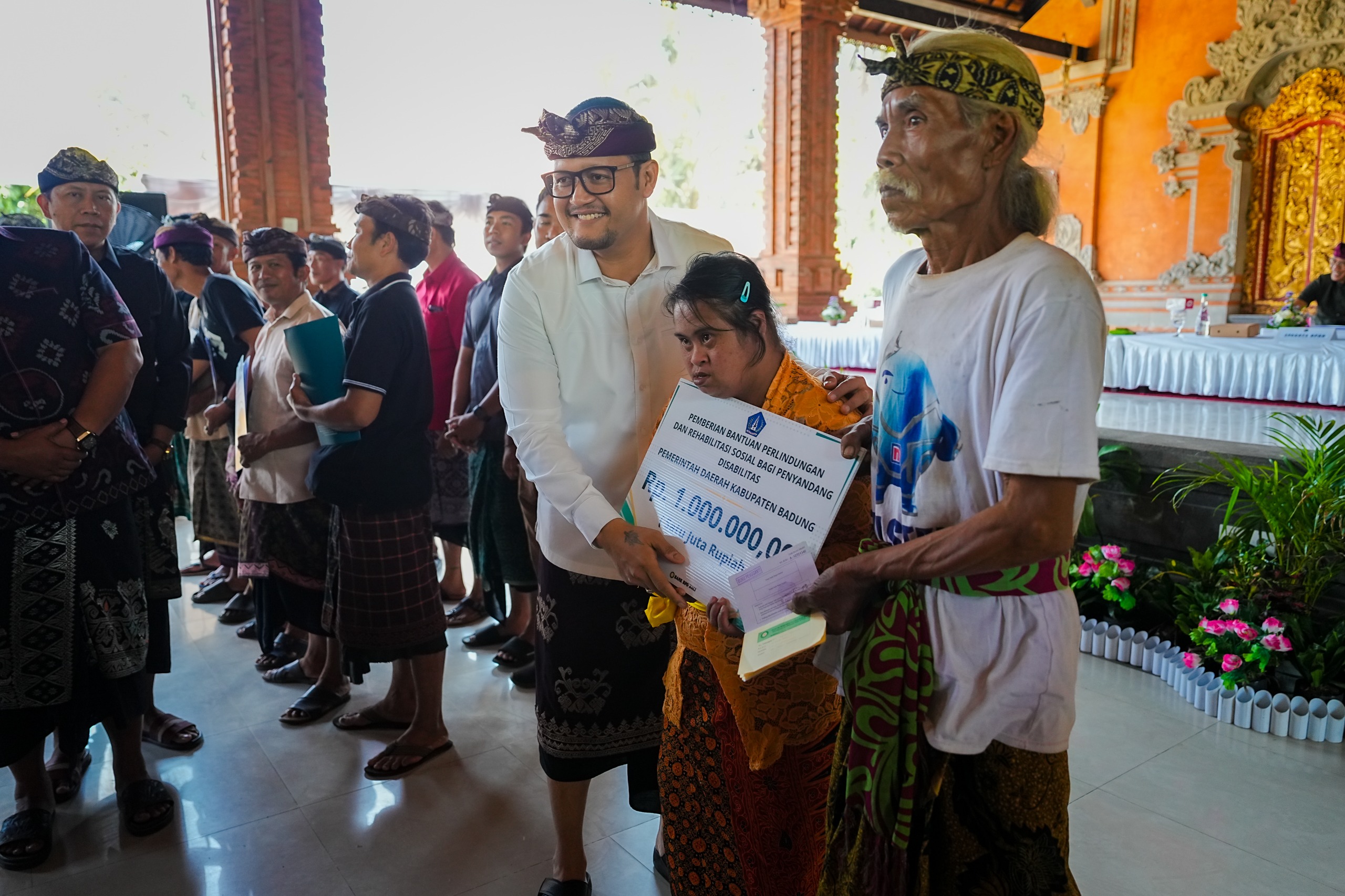 Wabup Bagus Alit Sucipta Serahkan Ratusan Bantuan Perumahan dan Disabilitas
