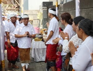 Wawali Arya Wibawa Hadiri Karya Memungkah, Ngenteg Linggih, dan Padudusan Alit di Merajan Pande Wesi Desa Adat Renon