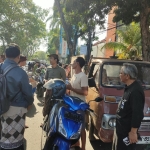 Di Tengah Antrean BBM, Perumda dan OPD Pemkot Denpasar Serentak Bagikan Ratusan Nasi Bungkus di Beberapa SPBU