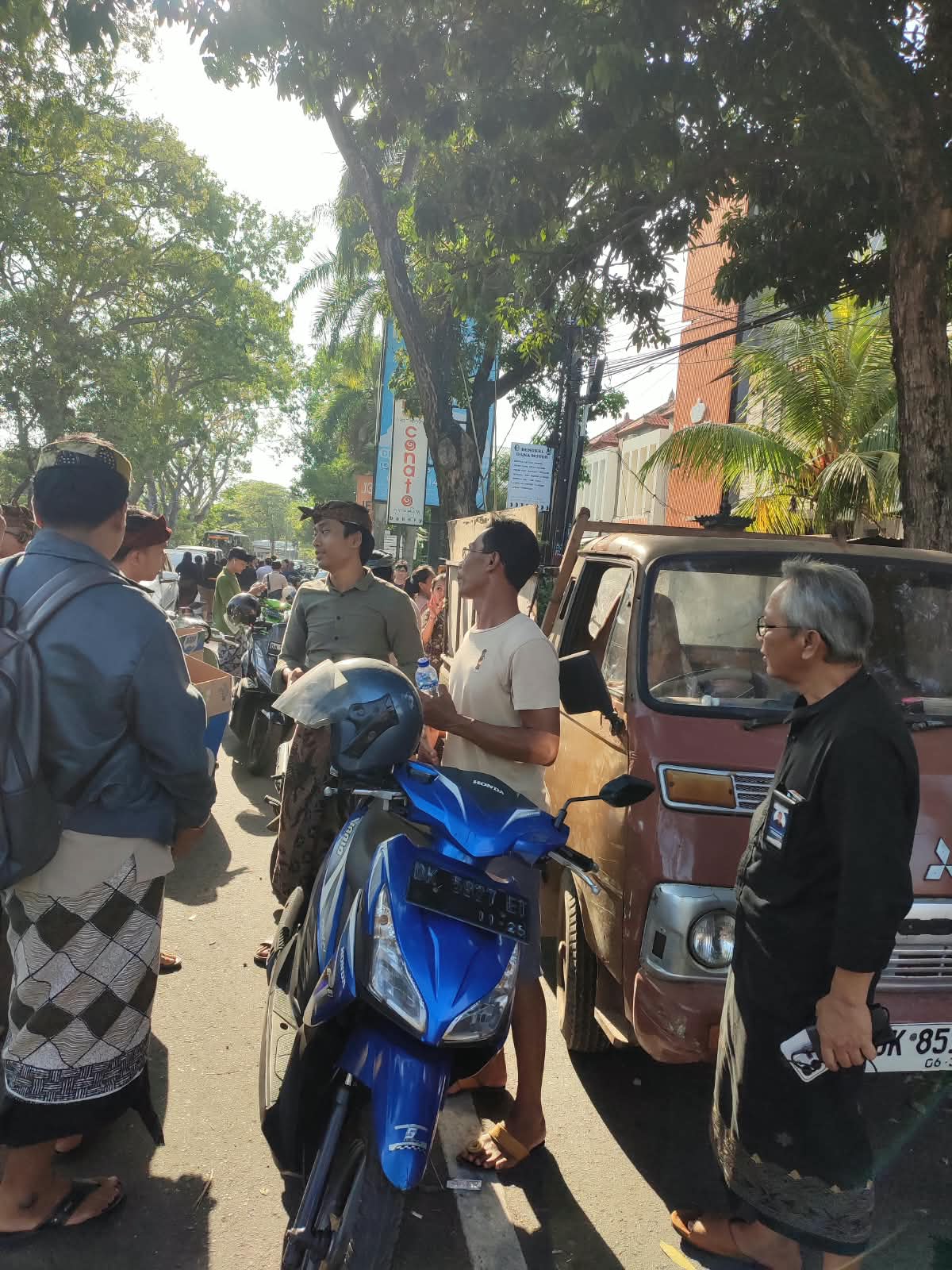 Di Tengah Antrean BBM, Perumda dan OPD Pemkot Denpasar Serentak Bagikan Ratusan Nasi Bungkus di Beberapa SPBU