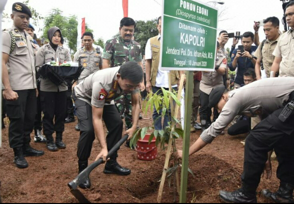 Kapolri Pimpin Gerakan Serentak Penanaman Pohon “Polri Peduli Penghijauan” Tingkat Mabes Polri di Cikeas Bogor