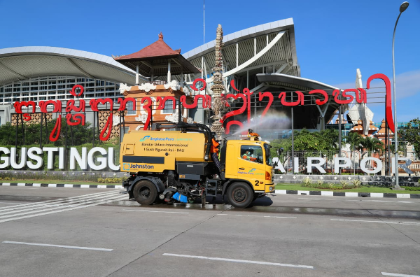 Komunitas Bandara I Gusti Ngurah Rai Gelar Disinfeksi di Lingkungan Bandara