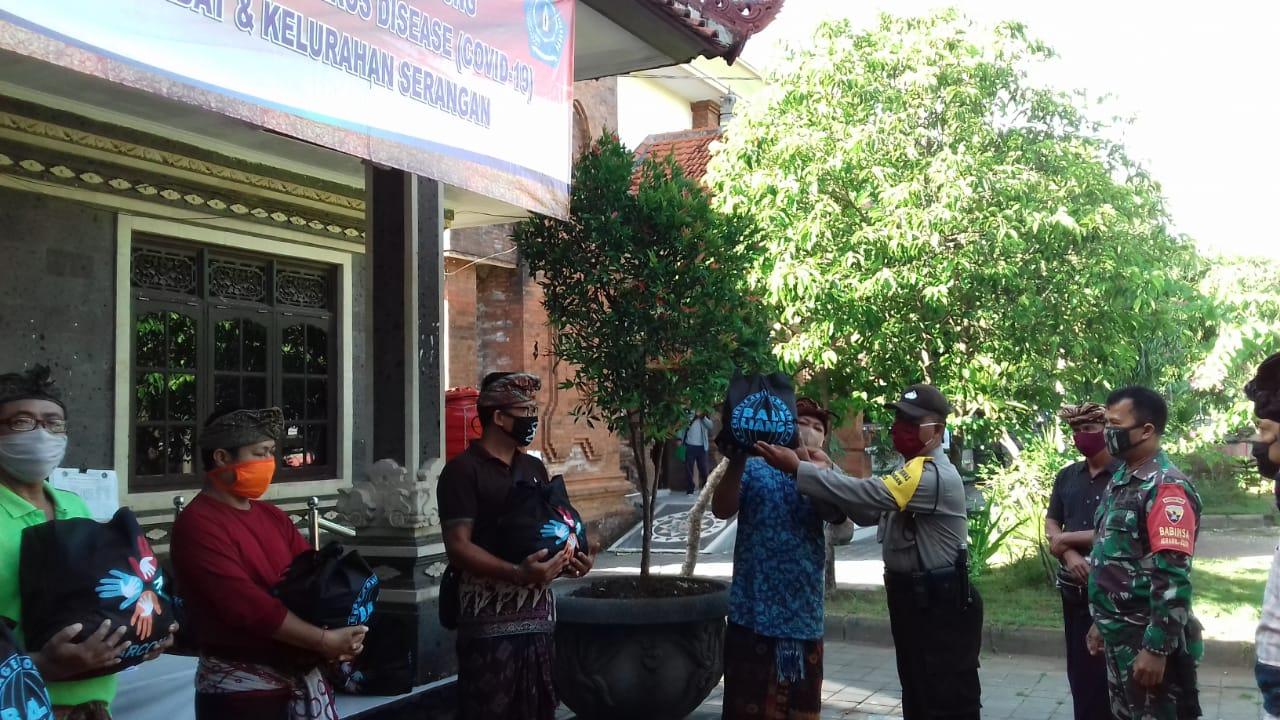 Antisipasi Dampak COVID-19, Desa Adat Serangan Serahkan 700 Paket Sembako Kepada Warganya