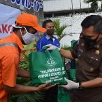 Kejaksaan Agung RI Berbagi Sembako untuk Warga Terdampak  Covid -19