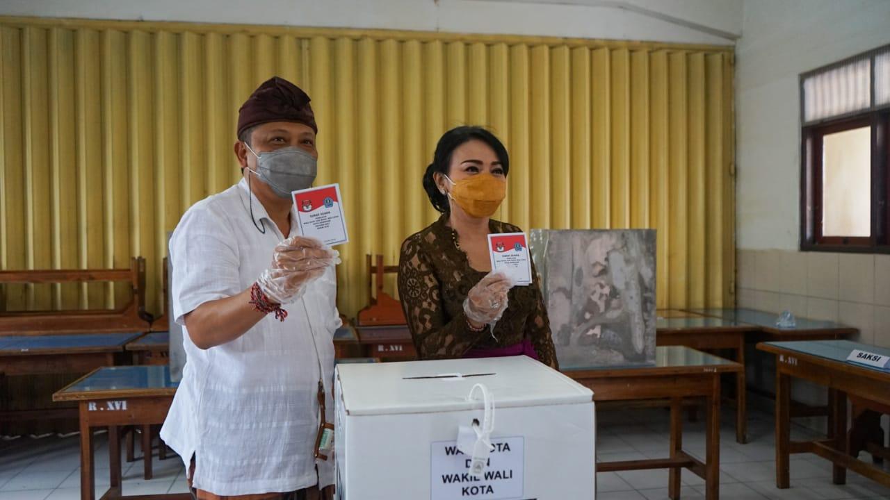 Pilwali Denpasar : Walikota Rai Mantra Nyoblos di TPS 17 dan Wawali Jaya Negara di TPS 1.