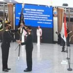 Jenderal Idham Azis Serahkan Panji Tribrata Polri ke Jenderal Listyo Sigit Prabowo