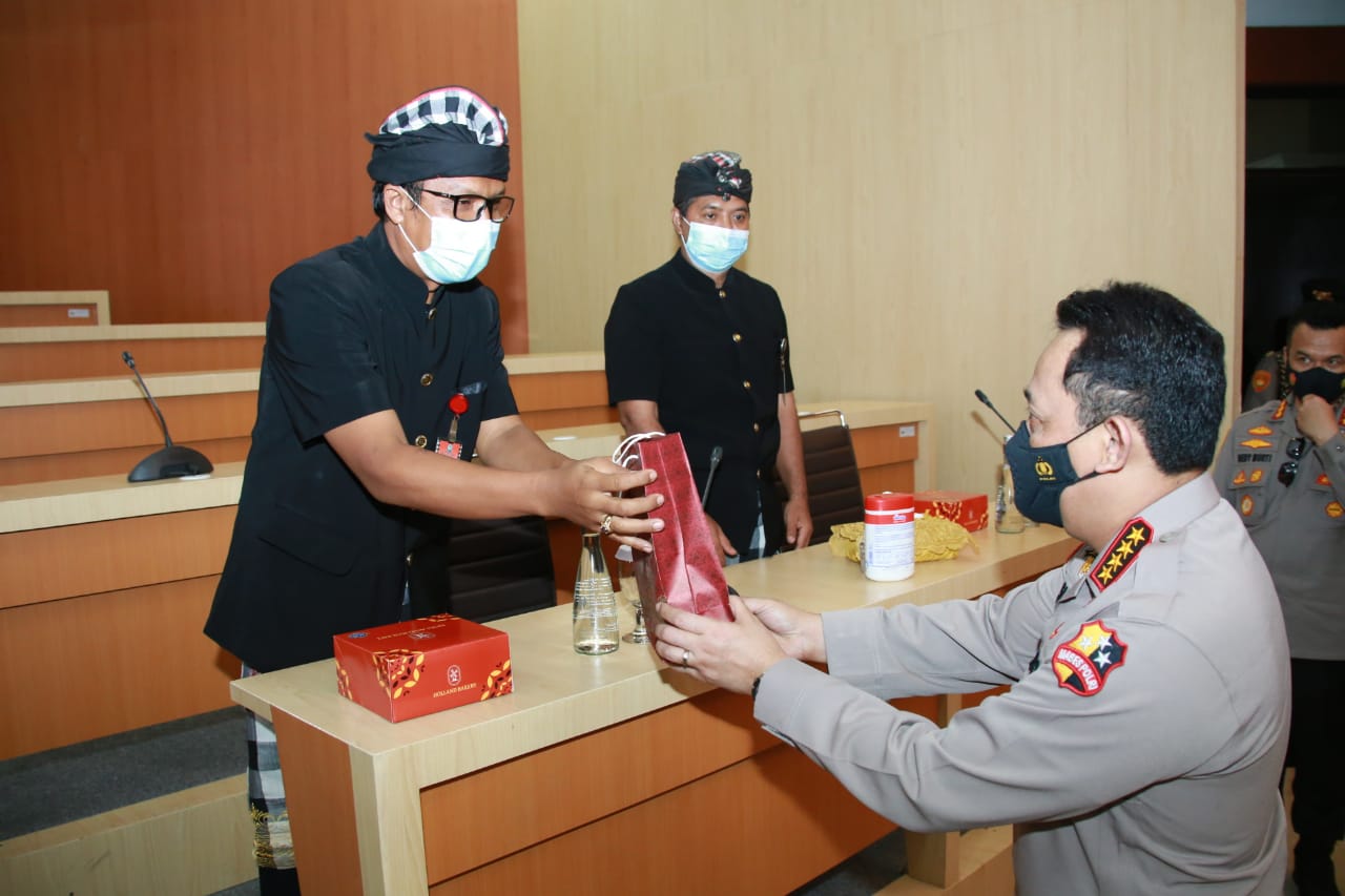 Kapolri Berikan Penghargaan ke Pecalang Bali Karena Berprestasi