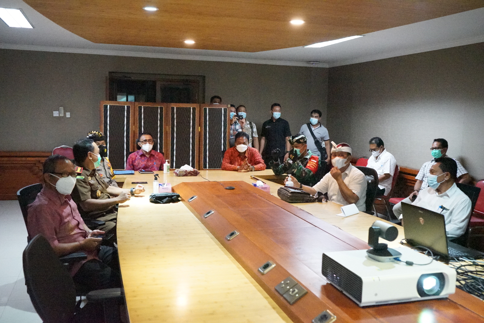 Dipimpin Menko Kemaritiman, Jaya Negara Bersama Forkopimda Denpasar Ikuti Rakor Penegakan Disiplin Protokol Kesehatan dan Penanganan Covid-19 Via Video Conference