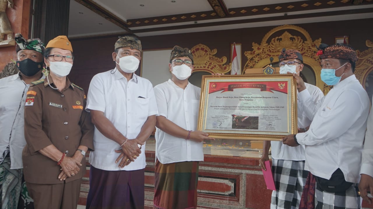Peringatan Serangan Umum Kota Denpasar.Wawali Agus Arya Wibawa Serahkan Piagam Pengukuhan Banjar Binoh Kaja Sebagai Basis Perjuangan