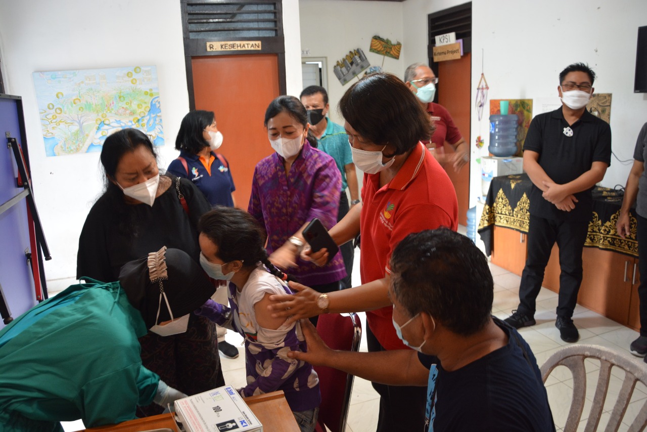 Disabilitas Denpasar Ikuti Vaksinasi Covid-19 Wawali Agus Arya Wibawa dan Ketua K3S Ajak Disabilitas Tetap Terapkan Prokes