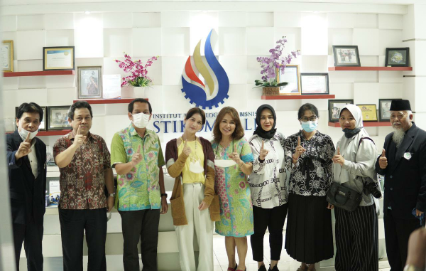 Dea Imut Bicara Harmonisasi Bali di ITB STIKOM Bali