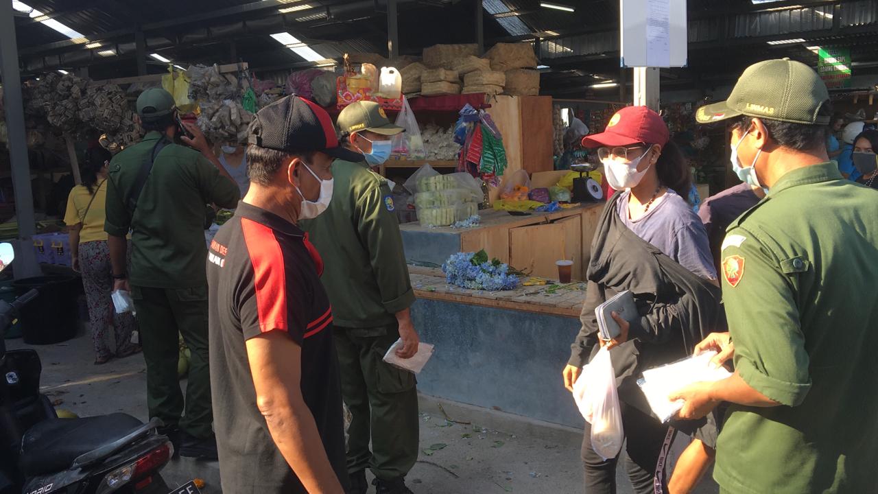 Desa Pemogan Edukasi Masyarakat Terkait Prokes Sasar Pasar Tradisional