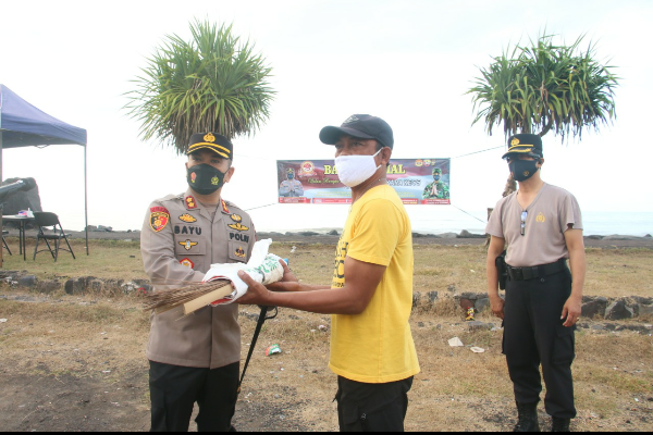 Bakti Sosial Dalam Rangka Hari Bhayangkara ke-75 di Pantai Masceti