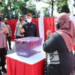 Kapolri menghimbau, meskipun zona hijau tetap disiplin Prokes dalam acara Sebar Ribuan Bansos Untuk Warga Terdampak PPKM Darurat di Kota Bandung