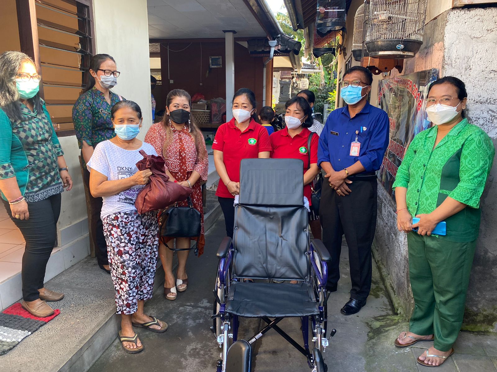 Antari Jaya Negara Serahkan Kursi Roda Kepada Penderita Stroke.Serta Bantuan PGRI di Dapur Umum Kaliasem