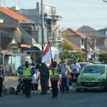 Detik-detik Proklamasi,Sat Lantas Polresta Cirebon Kibarkan Merah Putih di Jalan Raya