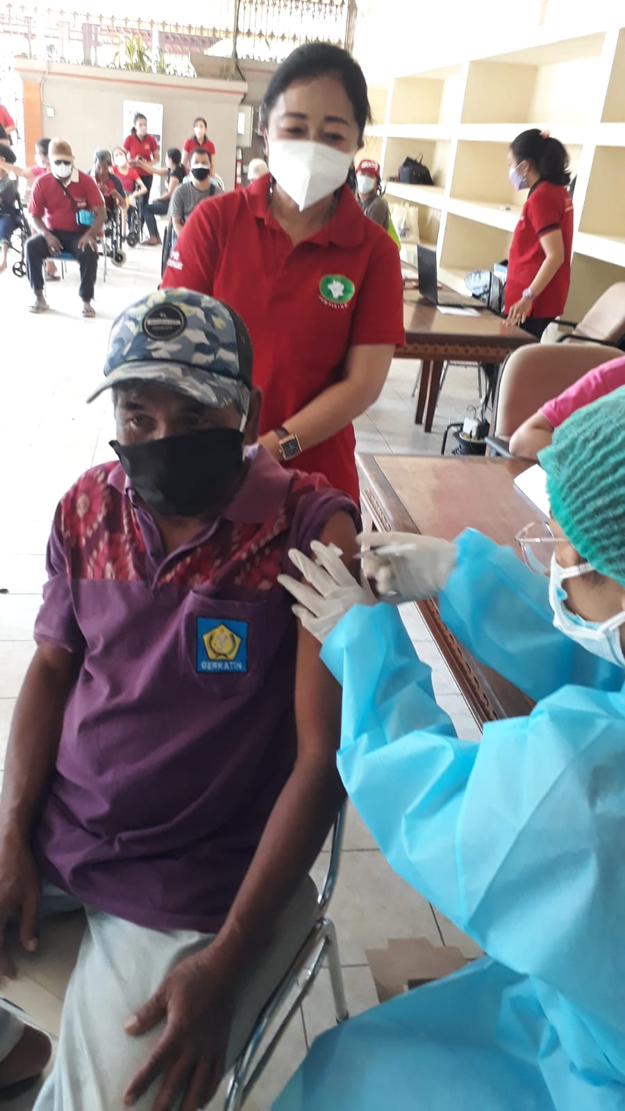 Ny. Antari Jaya Negara Ajak Tetap Disiplin Prokes.Dampingi Disabilitas Denpasar Ikuti Vaksinasi