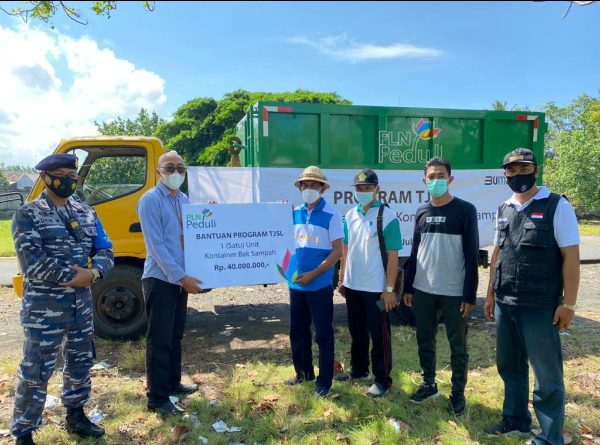 Peduli Lingkungan, PLN Serahkan Bantuan Kontainer Bak Sampah