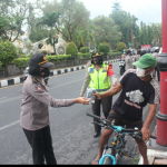 Serangkaian HUT Polwan ke 73, Bagikan Masker Gratis Ke Pengendara.