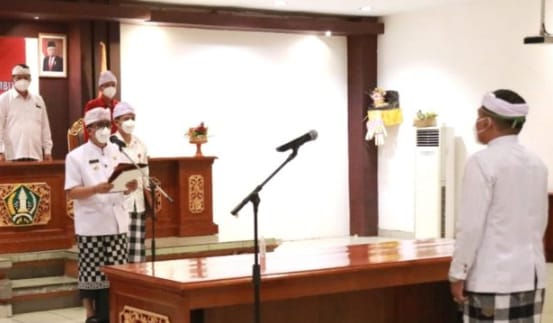 Lantik PAW Perbekel Kerambitan, Bupati Tabanan : Bekerjalah dengan Giat, Jujur, Kreatif, Profesional dan Bertanggungjawab