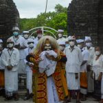 Walikota Jaya Negara Ngayah Nopeng Serangkaian Puncak Karya Panca Wali Krama di Pura Luhur Uluwatu