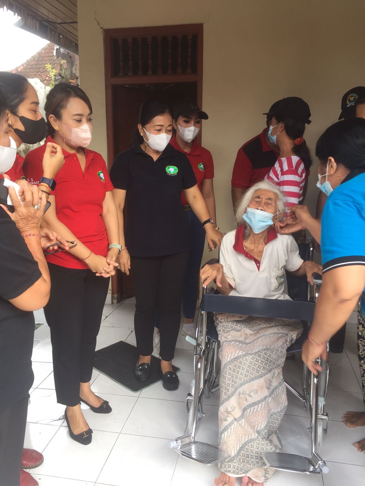 Ny. Antari Jaya Negara Kembali Serahkan Bantuan Kursi Roda dan PMT