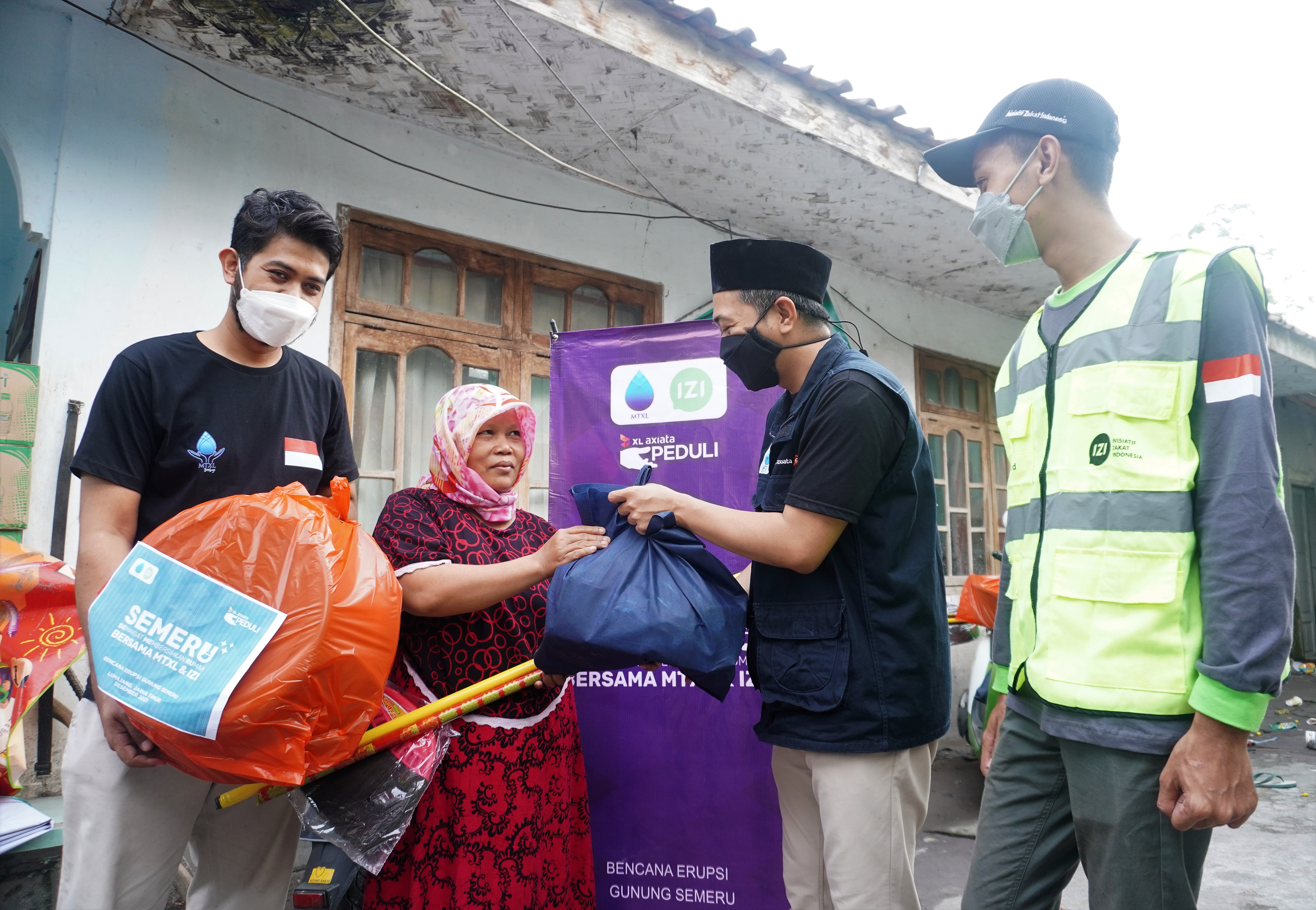 Erupsi Gunung Semeru  Karyawan XL Axiata Kirim Bantuan untuk Korban