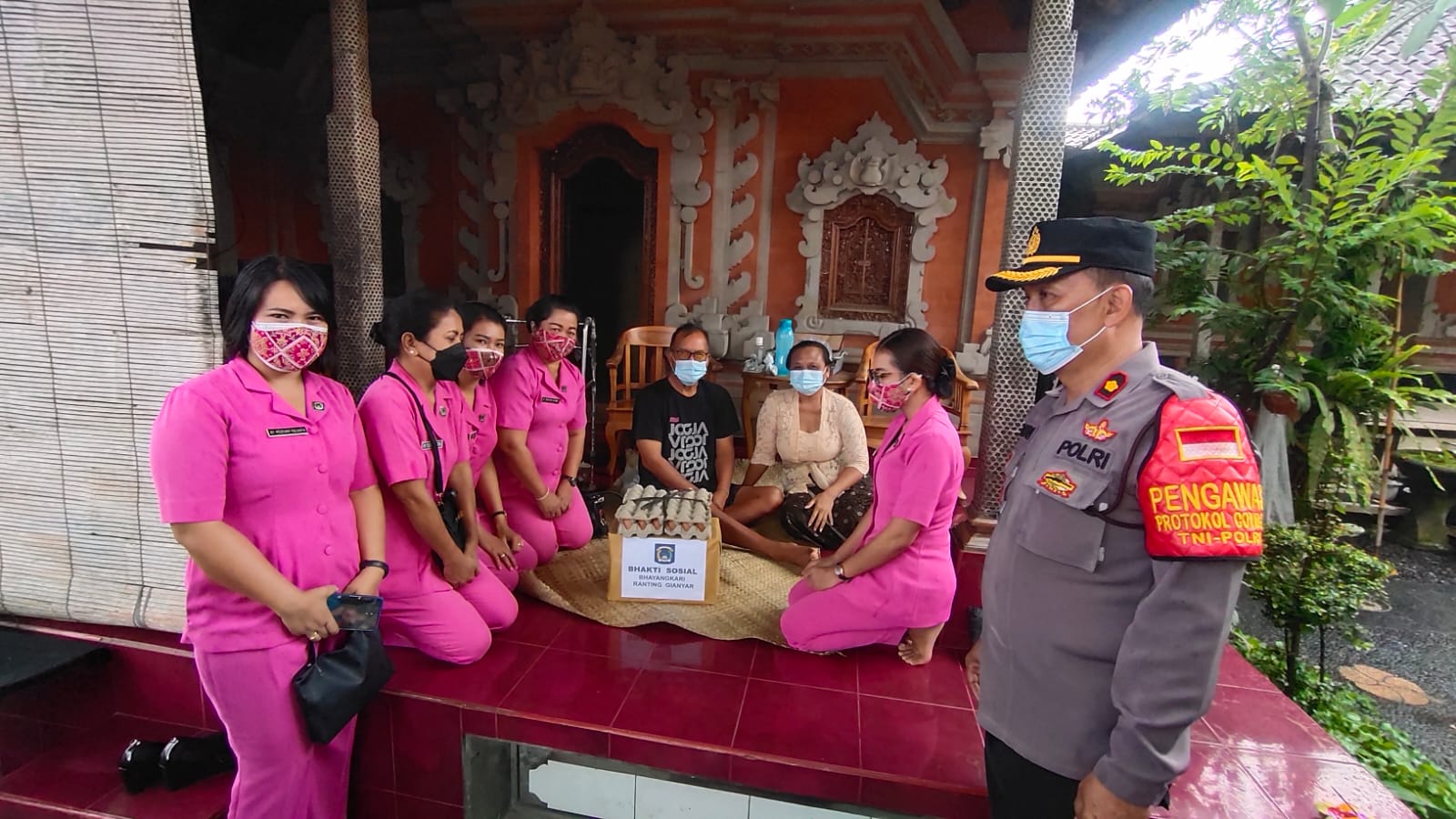 Kapolsek Gianyar dan Ketua Bhayangkari Ranting Gianyar Besuk Anggota.