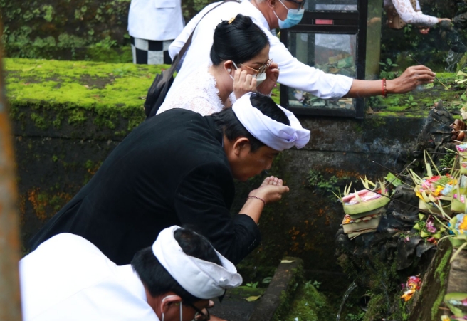 Purnama Sasih Kaulu, Bupati Tabanan Ucap Syukur di Pura Luhur Batukau