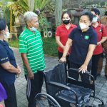 Serangkaian Bulan Bung Karno, Ny. Antari Jaya Negara Serahkan Bantuan Kursi Roda