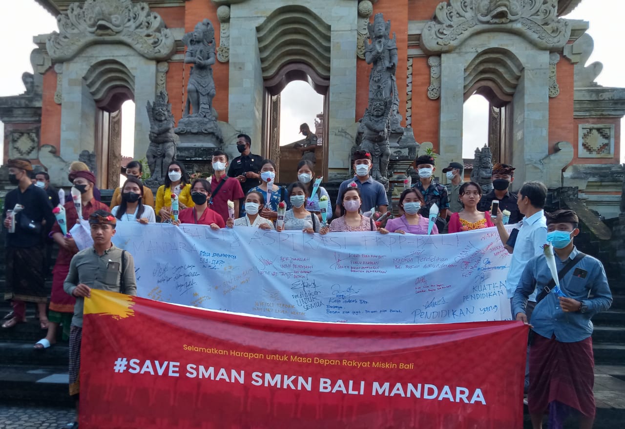 Puluhan  alumni SMA/K Bali Mandara  Datangi  DPRD Bali 
