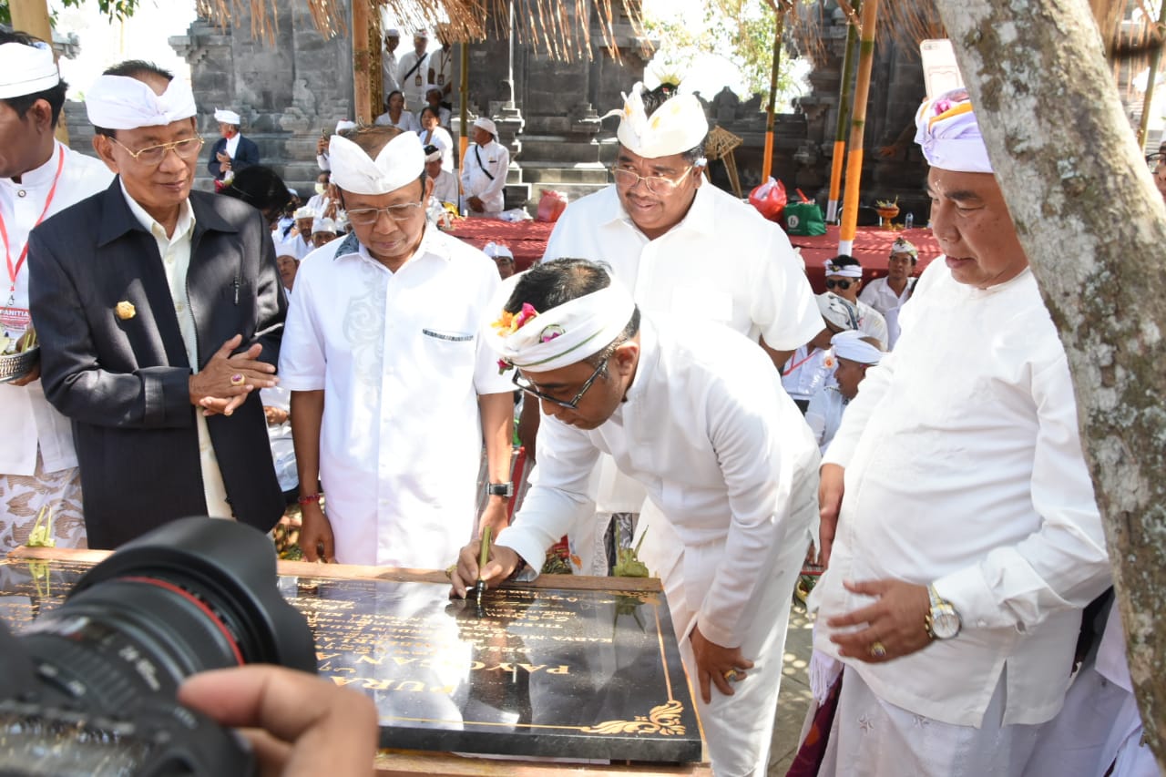 Gubernur  Koster Bersama  Walikota Denpasar Jaya Negara Mendem Pedagingan di Pura Payogan Agung dan Pura Taman Beji, Segara Rupek di Kab.Buleleng