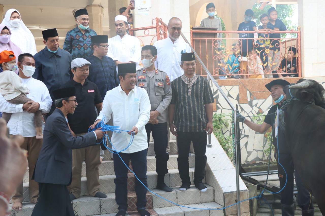 Sebagai Bentuk Toleransi Umat Beragama, Bupati Bangli Serahkan Bantuan Hewan Qurban di Masjid Agung Bangli.