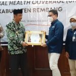 Bupati Rembang Terima Penghargaan Universal Health Coverage (UHC Award) 
