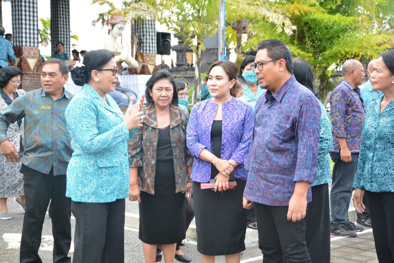 Ratusan Warga Kota Denpasar Terima Bantuan Pada Aksi Sosial “Menyapa dan Berbagi” TP PKK Provinsi Bali