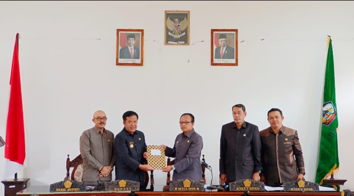 Bupati Didampingi Wakil Bupati Bangli Hadiri Rapat Paripurna Penetapan RAPBD Tahun Anggaran 2023