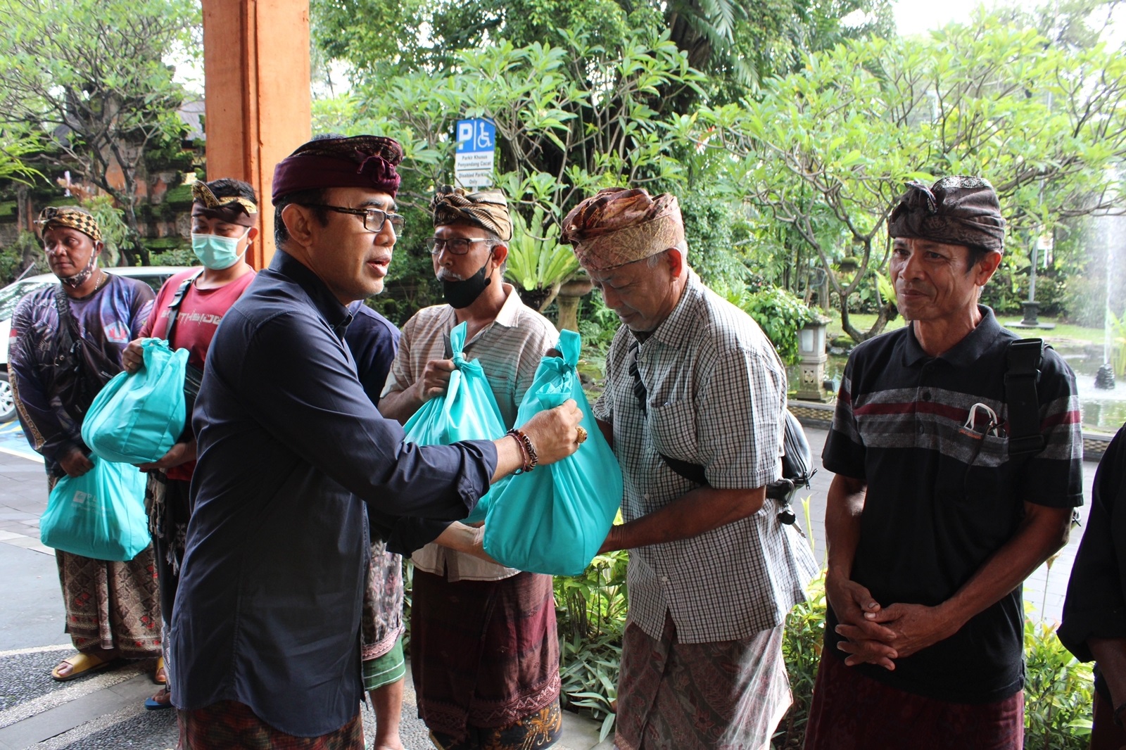 Tekan Laju Inflasi, Pemkot Denpasar Bagikan Ratusan Paket Sembako Untuk Nelayan 